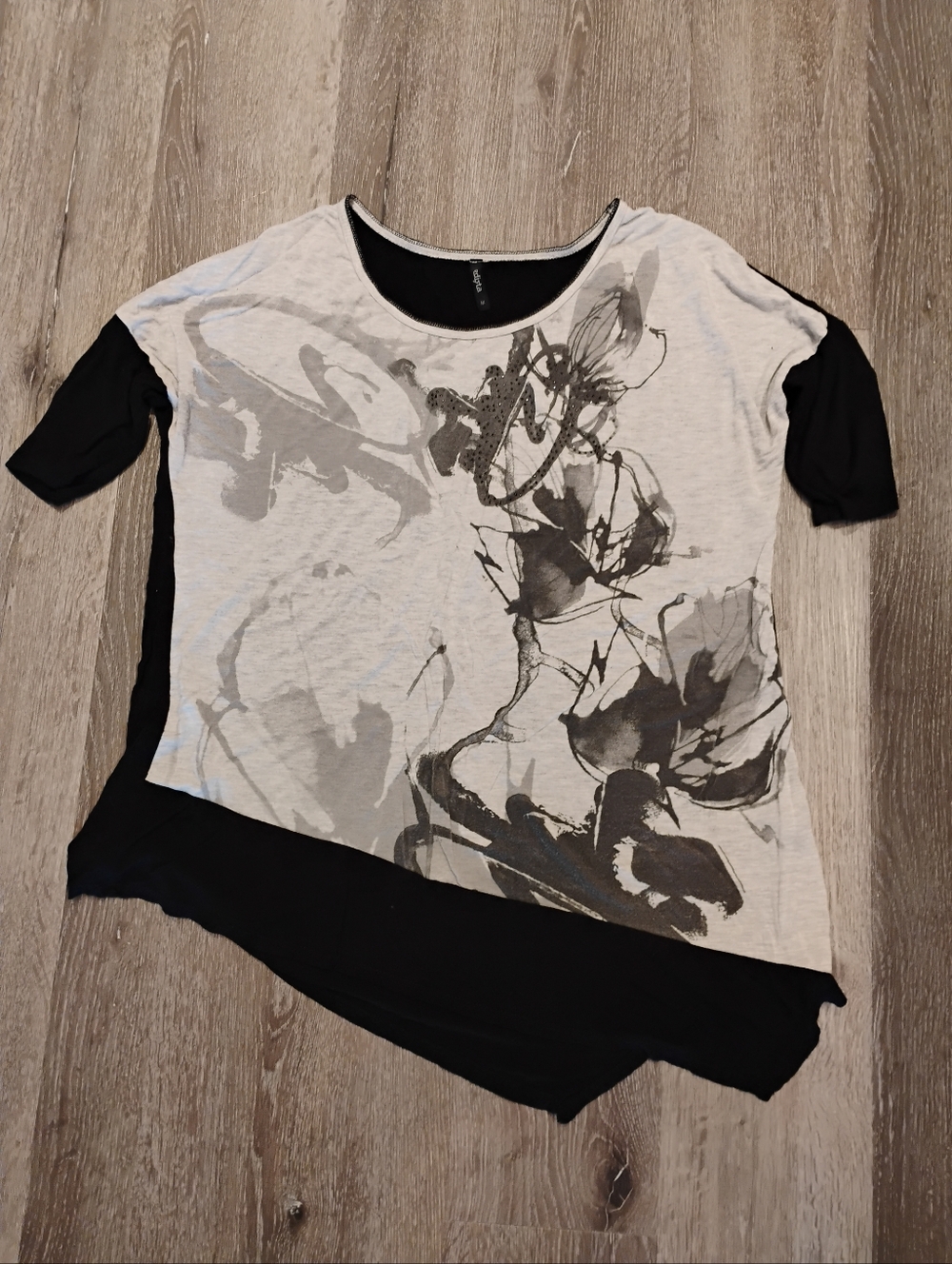 EDISTA unique, asymmetrical tunic featuring a monochrome landscape painting